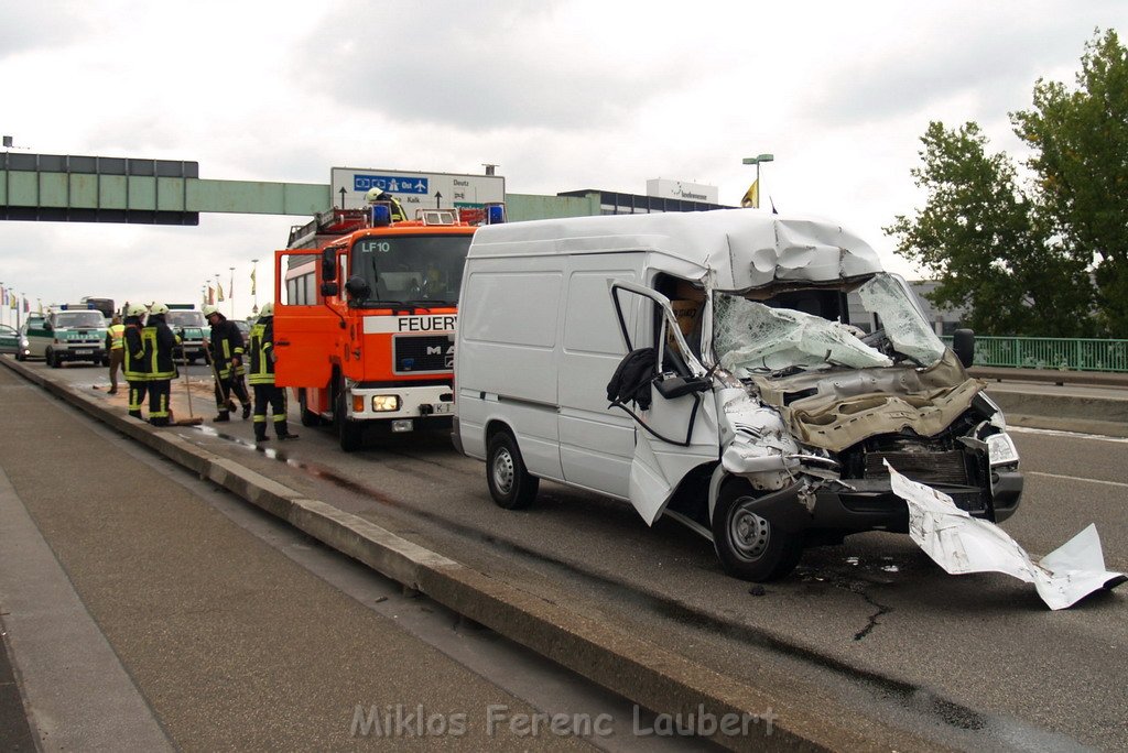 VU Transporter Lkw Zoobruecke Rich Koeln    P09.JPG